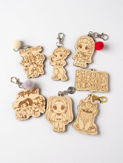 Lot de 7 Porte-Clés K-Pop en Bois – Ensemble Économique