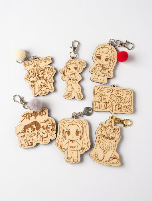 Lot de 7 Porte-Clés K-Pop en Bois – Ensemble Économique